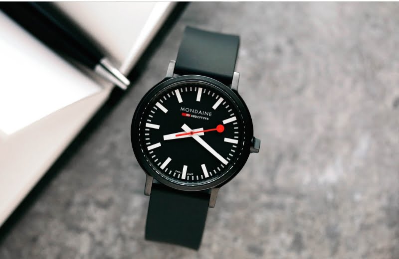 שעון של המותג מונדיין בגוון שחור- להצגת המותג