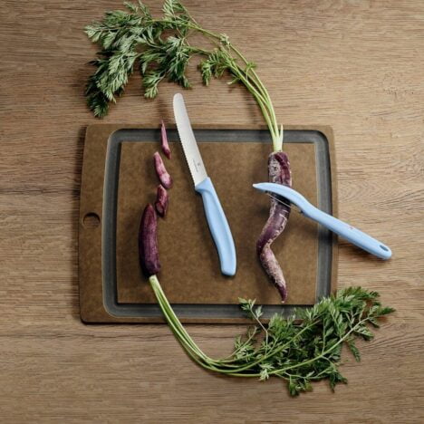סט סכין ירקות וקולפן שוויצרי אוניברסלי בצבע כחול פסטל