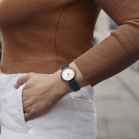 שעון City Sport רצועת סיליקון שחורה ולוח לבן מסגרת מושחרת 34 מ