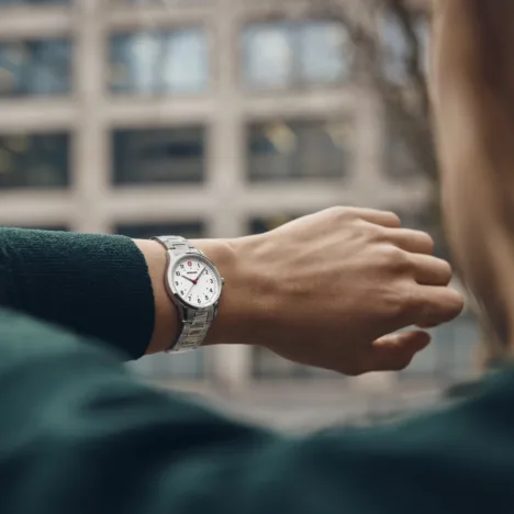 שעון City Sport רצועת מתכת ולוח לבן 34 מ