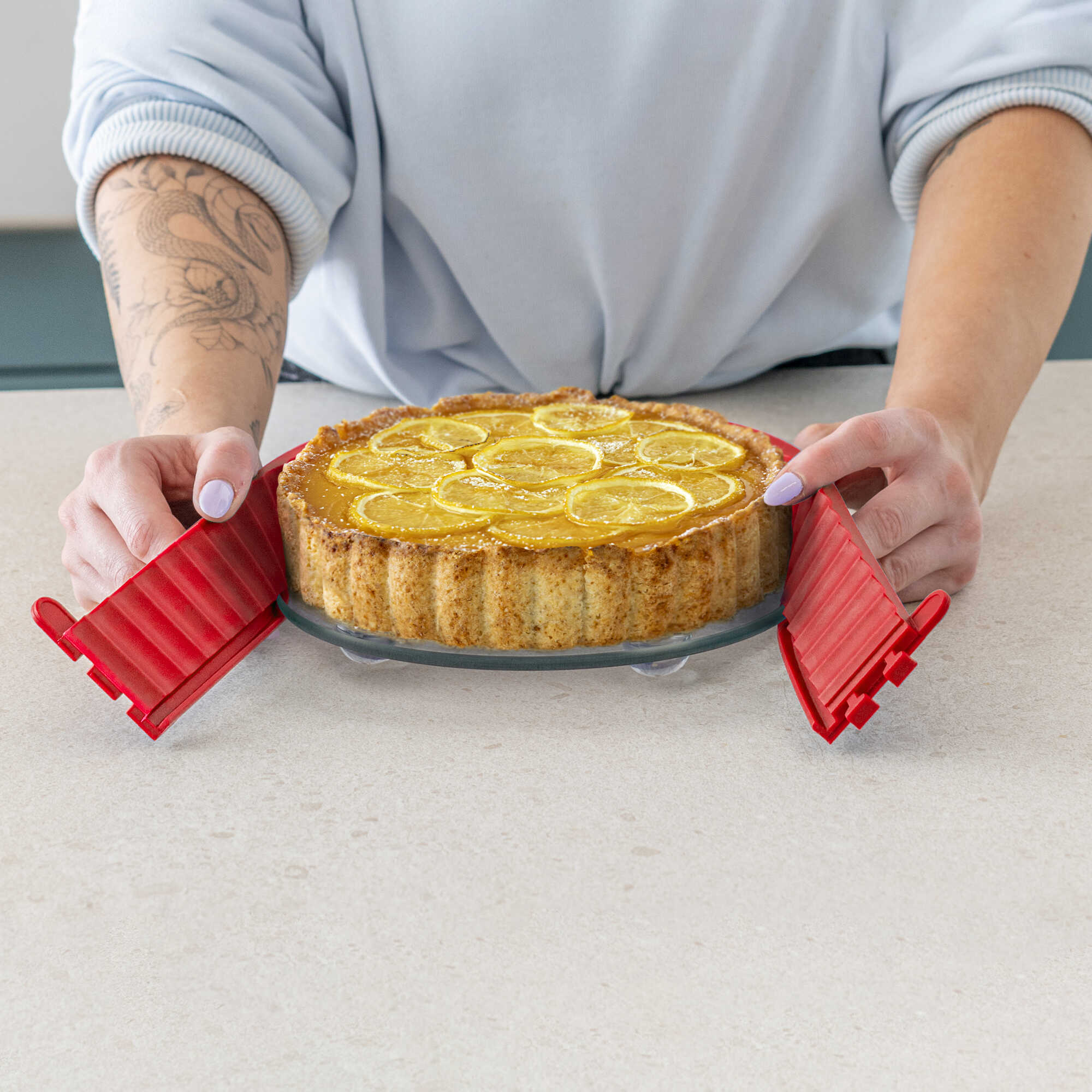 תבנית פאי מתפרקת Quiche dish עם תחתית זכוכית 18 ס”מ אדומה