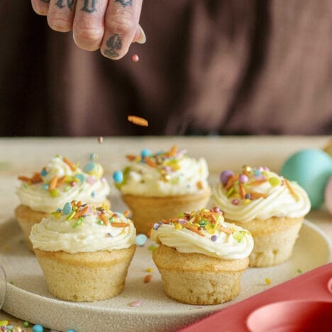 תבנית סיליקון מתקפלת למאפינס 12 שקעים אדומה