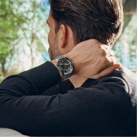 שעון Swiss Army רצועת מתכת לוח שחור 42 מ