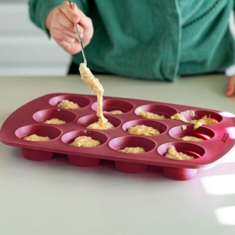 תבנית סיליקון מתקפלת למאפינס 12 שקעים אדומה