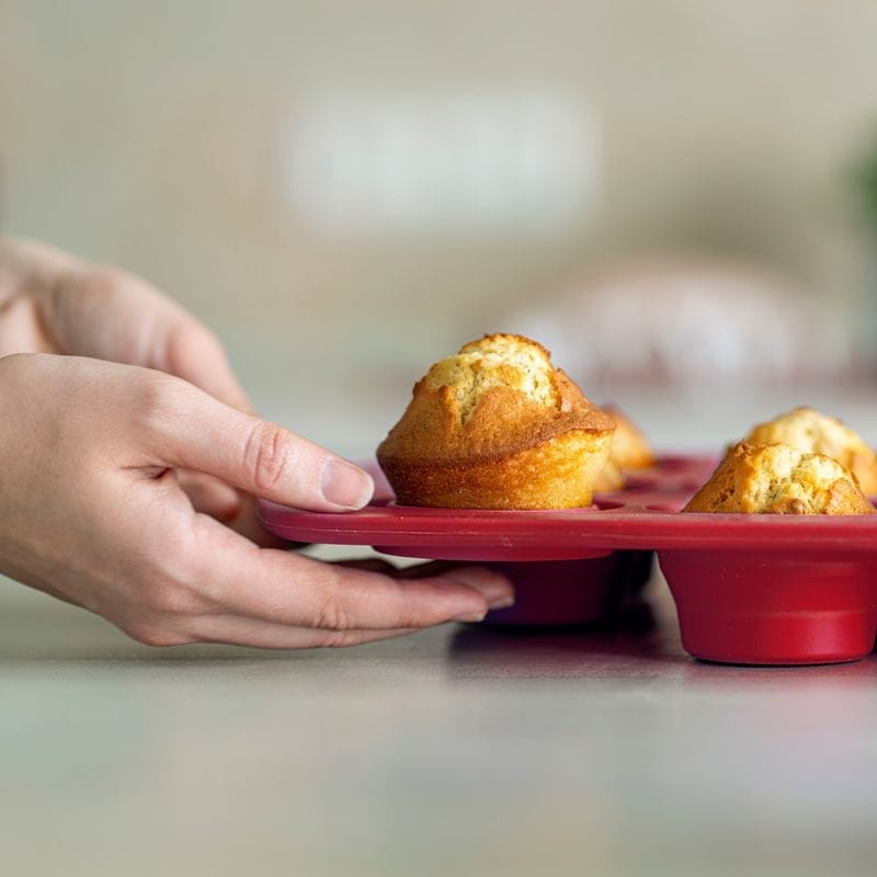 תבנית סיליקון מתקפלת למאפינס 12 שקעים אדומה