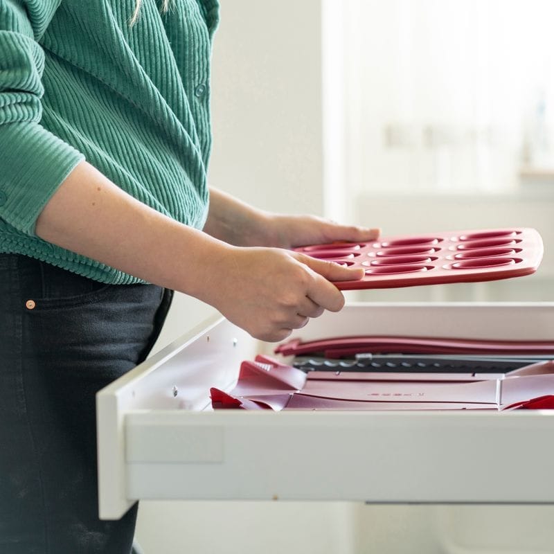תבנית סיליקון מתקפלת למאפינס 12 שקעים אדומה