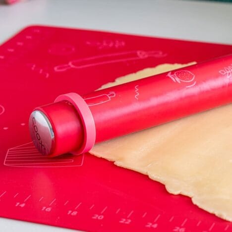 מערוך עם טבעות סיליקון לקביעת עובי הבצק