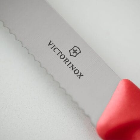 סכין ירקות שוויצרית, להב משונן עגול- אדום צ'ילי