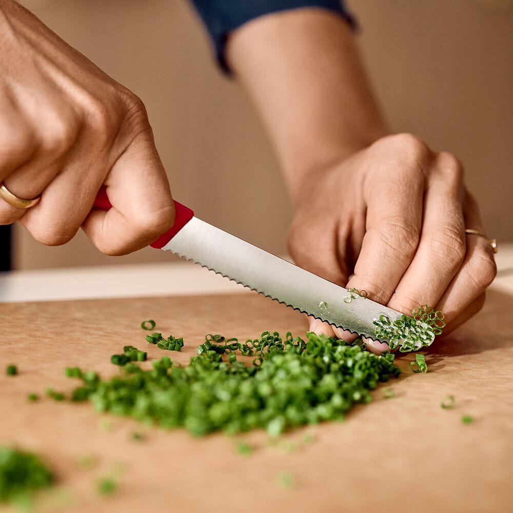 סכין ירקות שוויצרית, להב משונן עגול- אדום צ'ילי