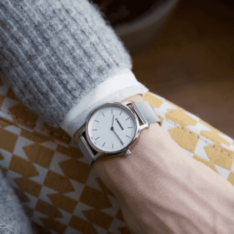 שעון Urban Classic לוח לבן ורצועת מתכת 35 מ