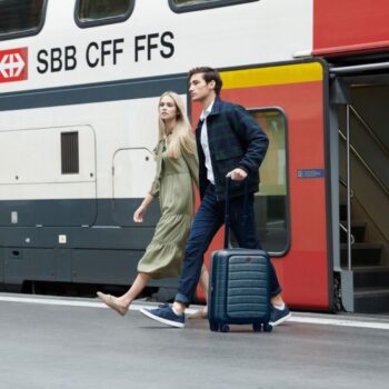 שנה חדשה, מסעות חדשים!
מזוודת טרולי Syntry של המותג השוויצרי וונגר, עושה את הכל פשוט הרבה יותר.
מעוצבת עם תא ייעודי למחשב נייד ולטאבלט, גלגלים שקטים, מנעול TSA ואפילו חיבור USB לטעינה בדרכים. 
הכל כדי שתתחילו את השנה ברגל ימין.