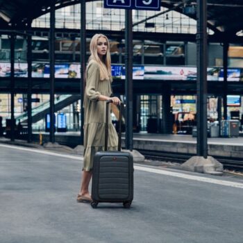 לא משנה אם זו נסיעת עבודה או חופשה קצרה, טרולי Syntry של וונגר יודעת להתאים את עצמה. עם תא ראשי מרווח, חלוקה פנימית נוחה ותא עם גישה מהירה לדברים שצריך בשליפה. מזוודה אחת שתהפוך את חוויית הנסיעה לנעימה ופשוטה יותר.