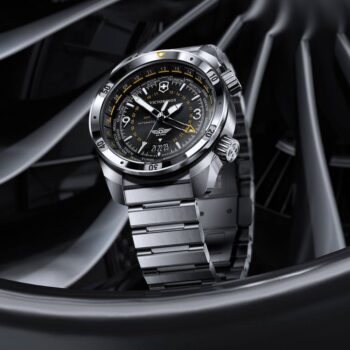 אם אתם מחלקים את הזמן שלכם בין כמה מדינות, ה-Air Pro הולך להיות החבר הכי טוב שלכם. 
פונקציית ה-GMT מאפשרת לעקוב אחרי שלושה אזורי זמן במקביל, בצורה הכי פשוטה ונוחה שיש. שילוב מושלם של פונקציונליות שוויצרית עם עיצוב נקי ועל זמני.
שעון שיתן לכם ביטחון מלא בכל מקום שבו תנחתו, 
עם הדיוק והאיכות שויקטורינוקס יודעים להציע.