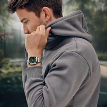 לפעמים כל מה שצריך כדי להתחיל את השנה החדשה ברגל ימין זה אביזר אחד שגורם לנו להרגיש טוב יותר,
הוינטג' קלאסיק של וונגר עושה בדיוק את זה עם מראה רטרו משגע ולוח ירוק מהפנט שמקרין יוקרה קלאסית.
עכשיו במבצע של 26% הנחה לכבוד 2026,
 זו ההזדמנות לפנק את עצמכם או מישהו שאתם אוהבים במתנה שנשארת לאורך זמן ומזכירה לנו שכל דקה חשובה.

*עד 31.1.26 ו/או עד גמר המלאי, המוקדם מביניהם, ללא כפל מבצעים והטבות, לא כולל OUTLET.