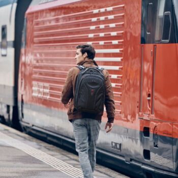 אם אתם מחפשים תיק איכותי למחשב נייד בגודל 17 אינץ', 
דגם CARBON של וונגר הוא הבחירה הכי בטוחה שיש. 
מעבר להגנה המעולה על המחשב יש לו בסיס ייחודי ששומר עליו יציב כשהוא על הרצפה ומערכת גב נוחה בטירוף גם בעת שימוש ממושך. פתרון מעולה למי שמחפשים תיק עבודה אמין שיחזיק לאורך זמן.