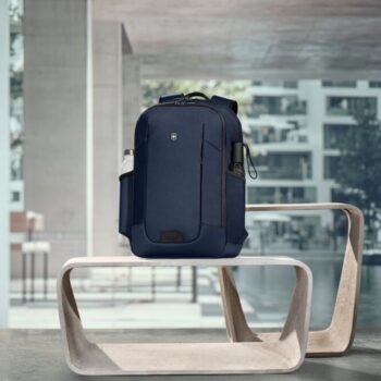 הפרטים הקטנים הם אלו שעושים את ההבדל בשימוש יומיומי בתיקי הגב של ויקטורינוקס. מסדרת אלטמונט מודרן אפשר לצפות לבדים ממוחזרים באיכות גבוהה ולפתרונות כמו כיס לאוזניות או שרוול ייעודי להלבשה על מזוודה בזמן נסיעות. זו סדרה שפשוט מבינה את הצרכים של היום יום ומגישה אותם בתוך עיצוב מודרני שמרגיש נכון בכל פעם מחדש.