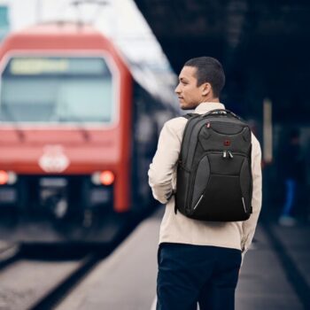 לפעמים כל מה שצריך זה תיק גב אמין שאפשר לסמוך עליו ודגם COSMIC של המותג השוויצרי וונגר, סוגר את הפינה הזו בדיוק.
הוא מיועד למחשבים גדולים ומספק הגנה מעולה מכל הכיוונים עם ריפוד איכותי ותאים חכמים לכל האביזרים הקטנים.
הוא מעוצב מחומרים עמידים ששורדים לאורך זמן, בעיצוב שמתאים גם למשרד וגם ללימודים.