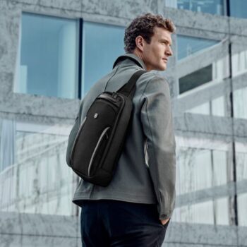 אחד הדברים הכי טובים בתיקים של ויקטורינוקס זה שהם מתאימים להכל,
בין אם אתם בדרך לפגישה חשובה או סתם יוצאים לשבת בבית קפה עם הטאבלט.
העיצוב שלהם נקי ומינימליסטי כך שהם תמיד נראים במקום והאיכות של הבד והרוכסנים היא ברמה אחרת לגמרי. הטאבלט סלינג של ויקטורינוקס הוא תיק שכיף להסתובב איתו כי הוא לא מרגיש מסורבל ועדיין מכיל את כל מה שצריך בצורה הכי חכמה שיש.
מזמינים אתכם ליהנות מ- 14% הנחה בהזנת קופון LOVE14 באתר.*עד 14.02.26, ללא אווטלט, ללא כפל קופונים.