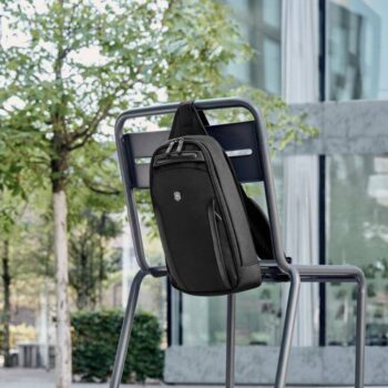 השבוע כולם מדברים על מתנות אבל בינינו הכי כיף זה לפנק את עצמך במשהו שבאמת משדרג את היום יום ולא סתם שוכב על המדף. 
תיק גב איכותי שעושה סדר בכל הבלאגן זה בדיוק מסוג הדברים שתשאלו את עצמכם איך לא קניתם קודם.  תיק הגב טאבלט סלינג של ויקטורינוקס מתאים לנשיאה על הכתף או על הגוף באלכסון. מעוצב עם תא ייעודי לאחסון טאבלט ועם רצועת כתף הכוללת תא לאחסון מכשירים אלקטרוניים ניידים ופלאפונים. אל תשכחו להכניס את קוד הקופון כדי לקבל את ההנחה של שבוע האהבה! 14% הנחה עם קוד קופון LOVE14
*עד 14.02.26, לא כולל אווטלט, ללא כפל קופונים.