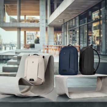 למצוא תיק שנראה מכובד לפגישה במשרד אבל מרגיש מספיק קליל ונוח לשעות שאחרי זה לא תמיד פשוט וקולקציית אלטמונט מודרן של ויקטורינוקס עושה בדיוק את זה. ויקטורינוקס יצרו כאן סדרה נקייה מאוד מבחינה עיצובית שמתמקדת במה שבאמת חשוב כמו בדים עמידים ששומרים על הצורה שלהם לאורך זמן וחלוקת תאים חכמה שמשאירה את הכל נגיש ומסודר. זה התיק שפשוט סוגר את הפינה למי שמחפשים איכות שוויצרית שלא מרגישה כבדה או מסורבלת ומחזיקה מעמד לאורך שנים של שימוש יומיומי.