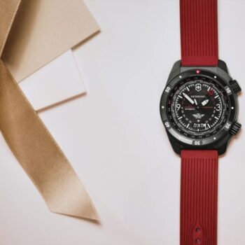 חג הפסח הוא הזמן המושלם להתחדש בסטנדרט גבוה של דיוק ואיכות שוויצרית.
שעון ה-Air Pro האוטומטי החדש משלב מראה עוצמתי עם יכולת מעקב אחרי שלושה אזורי זמן
עם רצועת גומי אדומה ובולטת ועמידות יוצאת דופן, השותף האידיאלי לדרך.
המתנה המושלמת לחג לעצמכם או לאהובכם.
אנו מאחלים לכם חג אביב שמח שקט ורגוע..